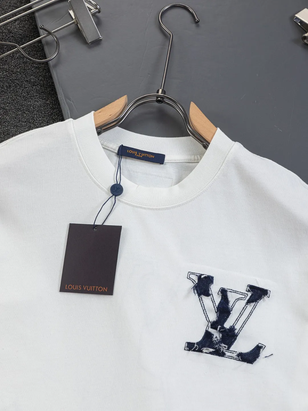 🅿️210 Louis Vuitton 1V LV lv slightly wide version S-XL LV 26ss new products are available at counters simultaneously. Multiple craftsmanship. Front and rear denim patch letters🪡 embroidery. Round neck short-sleeved T-shirt, same style for men and women! Consigned to one-to-one creation. Synchronized with the official website, pure cotton fabrics at the counter! It is close to the skin and comfortable, durable and easy to wear. It has a classic and simple logo design and meticulous original craftsmanship. Short-sleeves, a must-have item for men, do not appear to be the same for the general public, but must be unique and eye-catching. This LV short-sleeve is all about quality, comfort, the same shape and fashion as always, including fabrics and cutting techniques. All of them have been made with great effort! 320 grams of washed pure cotton fabric, pure cotton is breathable, very refreshing and comfortable for daily wear. The rib knitting on the neckline is smooth and tight, and the neckline will not be skewed if you toss it at will. The loose version, you will find that it looks really good on the upper body. The overall is minimalist and neat, super versatile for daily use! Pair it casually with a pair of pants for a youthful look. A T-shirt will make your outfit crazy. It is a fashionable item that can never go wrong! Color: Black White Size: S-XL Size chart: S: Shoulder width 50-Bust 56-Length 70 M: Shoulder width 52-Bust 57-Length 72 L: Shoulder width 54-Bust 59-Length 74 XL: Shoulder width 56-Bust 62-Length 76